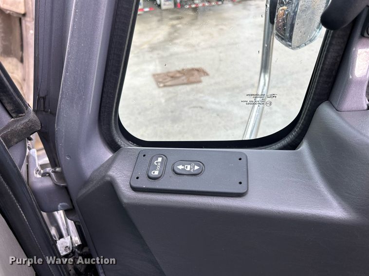 image for item DQ0951 2016 International 7600  vacuum truck