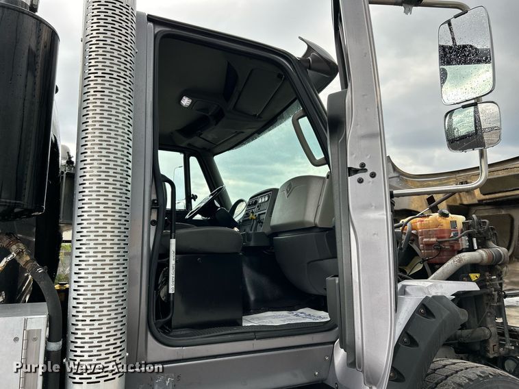 image for item DQ0951 2016 International 7600  vacuum truck