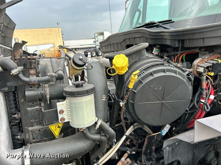 image for item DQ0951 2016 International 7600  vacuum truck