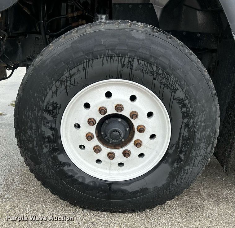 image for item DQ0951 2016 International 7600  vacuum truck