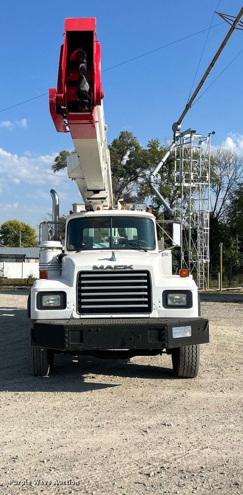 image for item DQ0957 1992 Mack RD690S  bucket truck