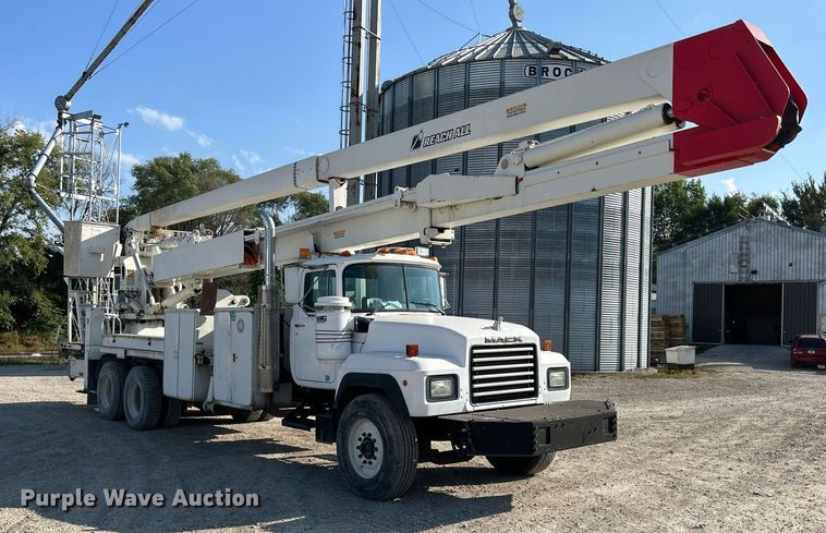 image for item DQ0957 1992 Mack RD690S  bucket truck
