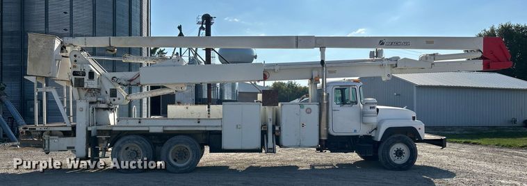 image for item DQ0957 1992 Mack RD690S  bucket truck