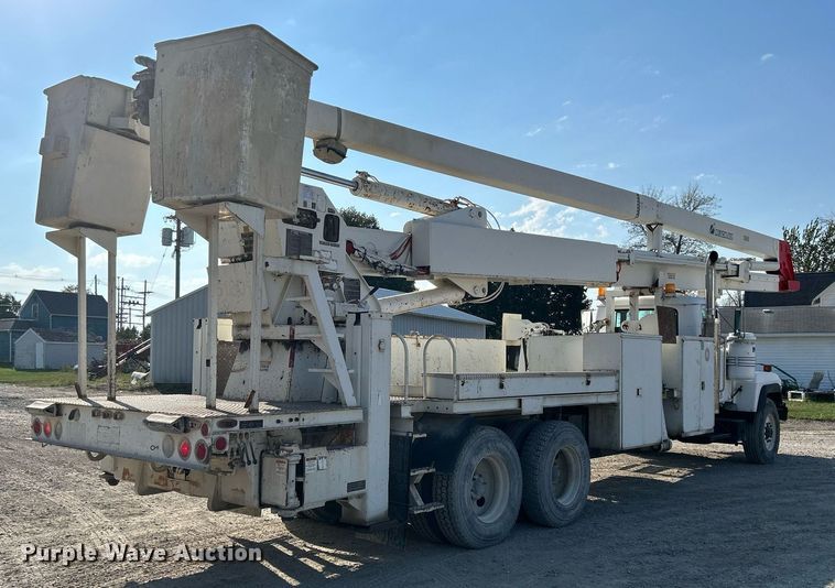 image for item DQ0957 1992 Mack RD690S  bucket truck