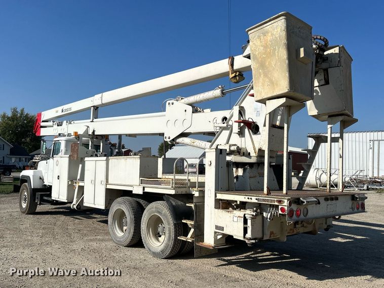 image for item DQ0957 1992 Mack RD690S  bucket truck