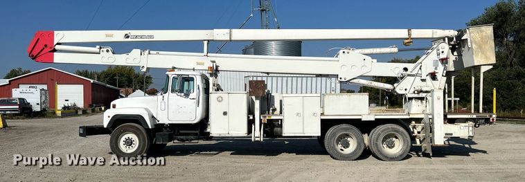 image for item DQ0957 1992 Mack RD690S  bucket truck