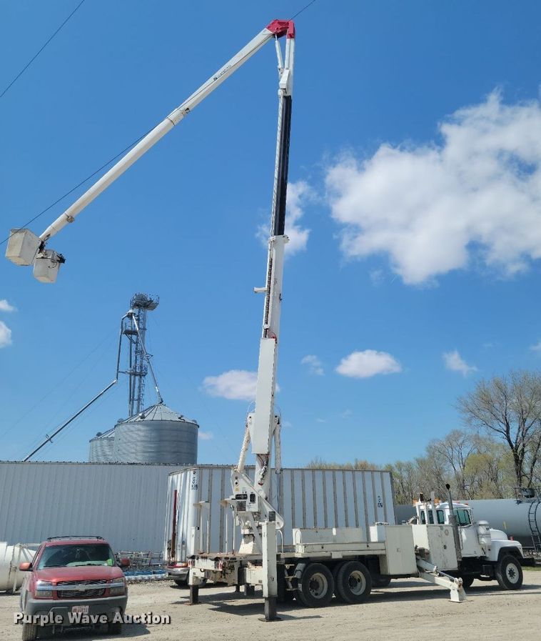image for item DQ0957 1992 Mack RD690S  bucket truck