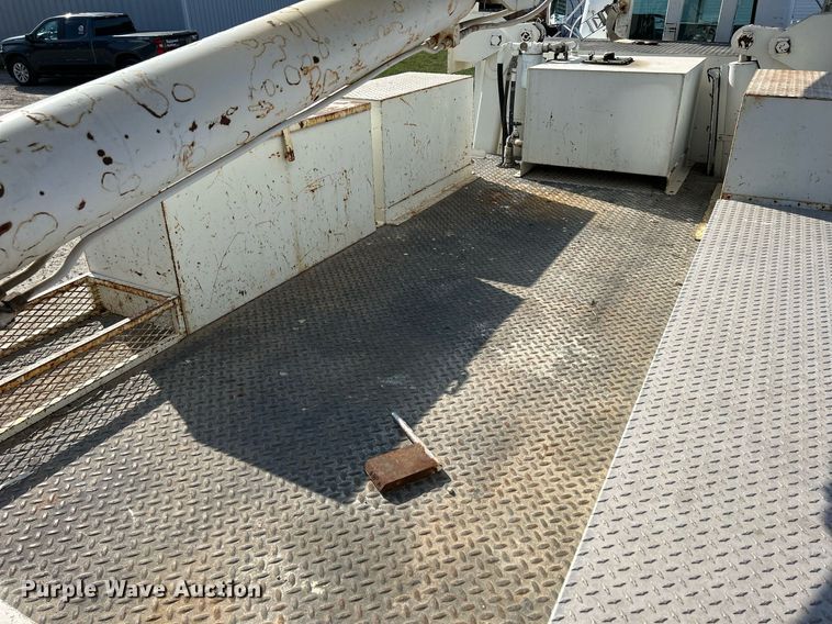 image for item DQ0957 1992 Mack RD690S  bucket truck