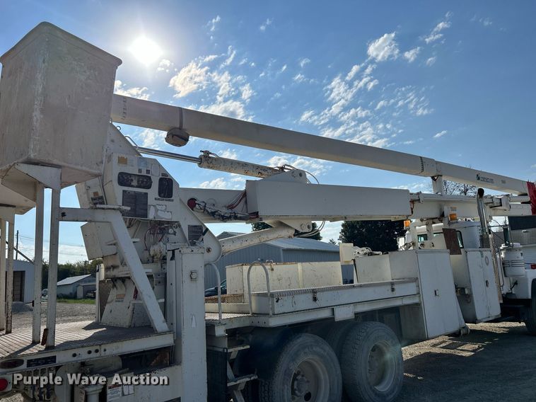 image for item DQ0957 1992 Mack RD690S  bucket truck