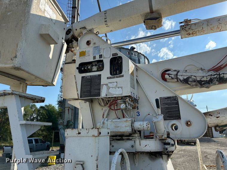 image for item DQ0957 1992 Mack RD690S  bucket truck