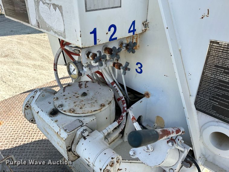 image for item DQ0957 1992 Mack RD690S  bucket truck