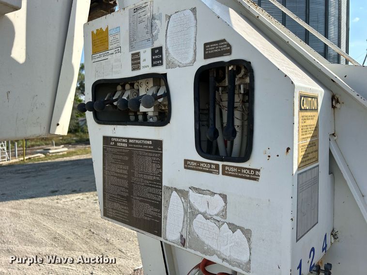 image for item DQ0957 1992 Mack RD690S  bucket truck