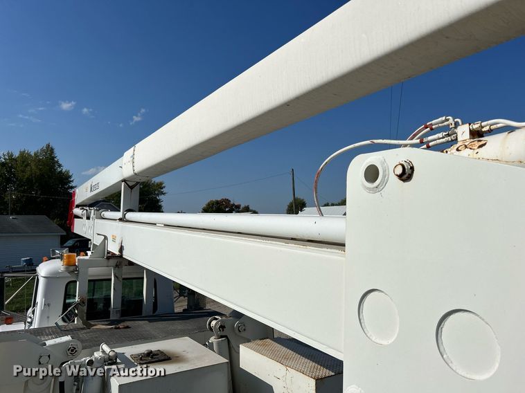 image for item DQ0957 1992 Mack RD690S  bucket truck