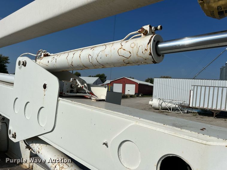 image for item DQ0957 1992 Mack RD690S  bucket truck