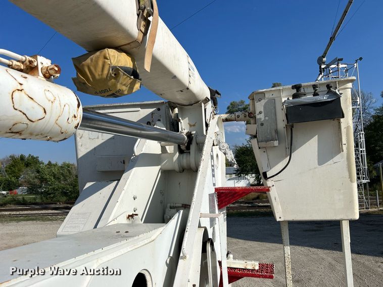 image for item DQ0957 1992 Mack RD690S  bucket truck