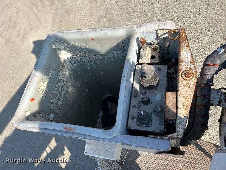 image for item DQ0957 1992 Mack RD690S  bucket truck