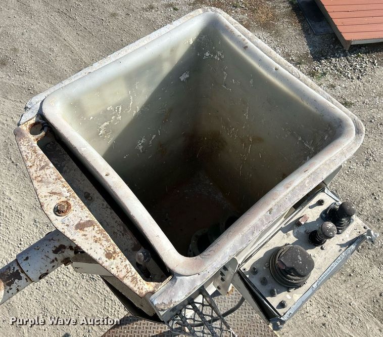 image for item DQ0957 1992 Mack RD690S  bucket truck