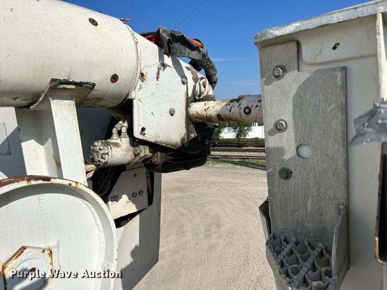 image for item DQ0957 1992 Mack RD690S  bucket truck
