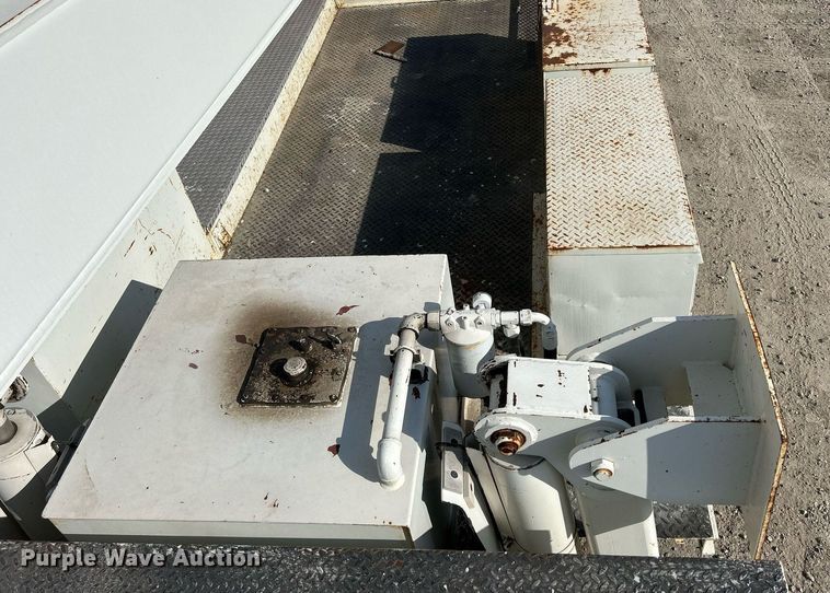 image for item DQ0957 1992 Mack RD690S  bucket truck