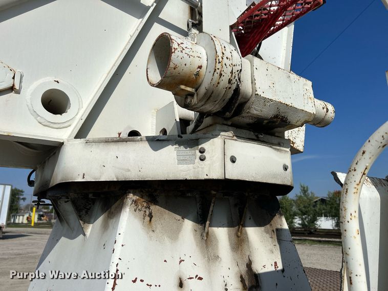 image for item DQ0957 1992 Mack RD690S  bucket truck