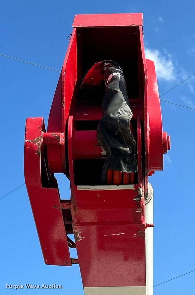 image for item DQ0957 1992 Mack RD690S  bucket truck