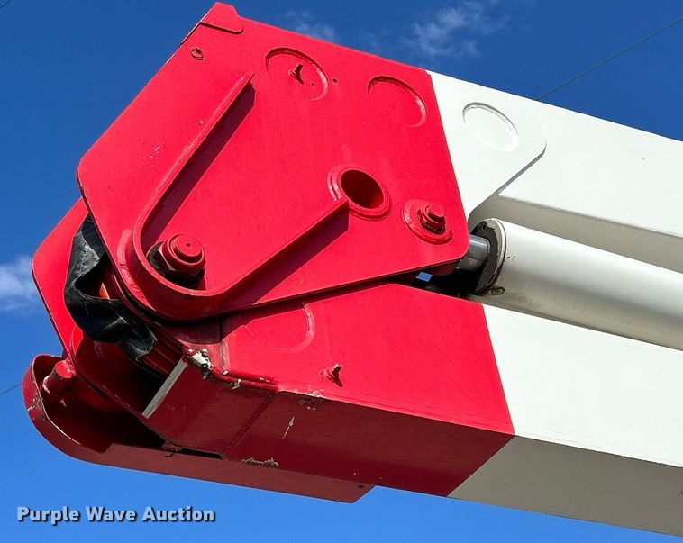 image for item DQ0957 1992 Mack RD690S  bucket truck