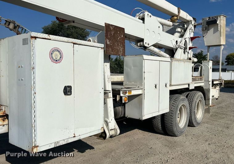 image for item DQ0957 1992 Mack RD690S  bucket truck