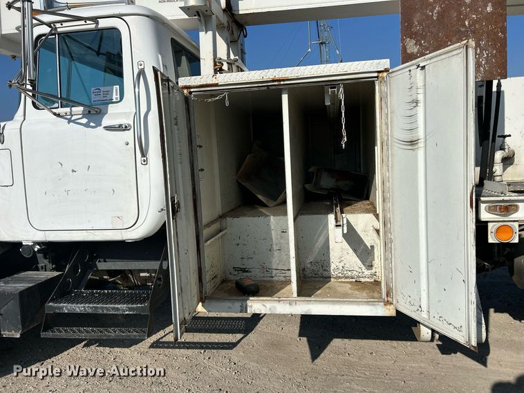 image for item DQ0957 1992 Mack RD690S  bucket truck