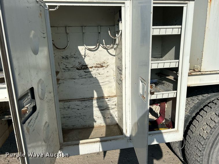 image for item DQ0957 1992 Mack RD690S  bucket truck