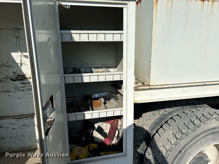 image for item DQ0957 1992 Mack RD690S  bucket truck