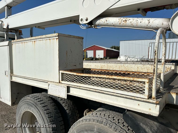 image for item DQ0957 1992 Mack RD690S  bucket truck