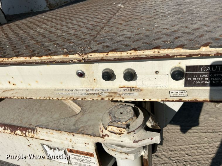 image for item DQ0957 1992 Mack RD690S  bucket truck