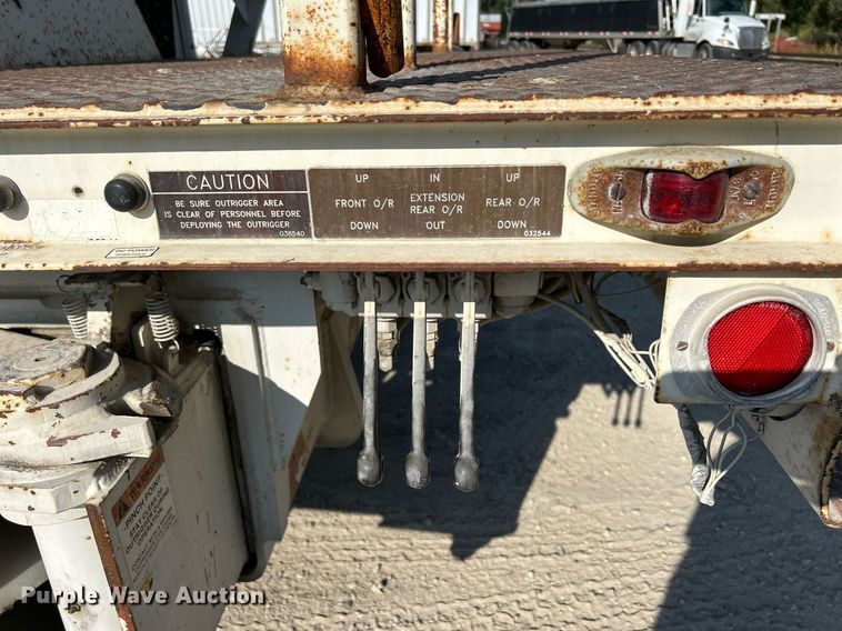 image for item DQ0957 1992 Mack RD690S  bucket truck