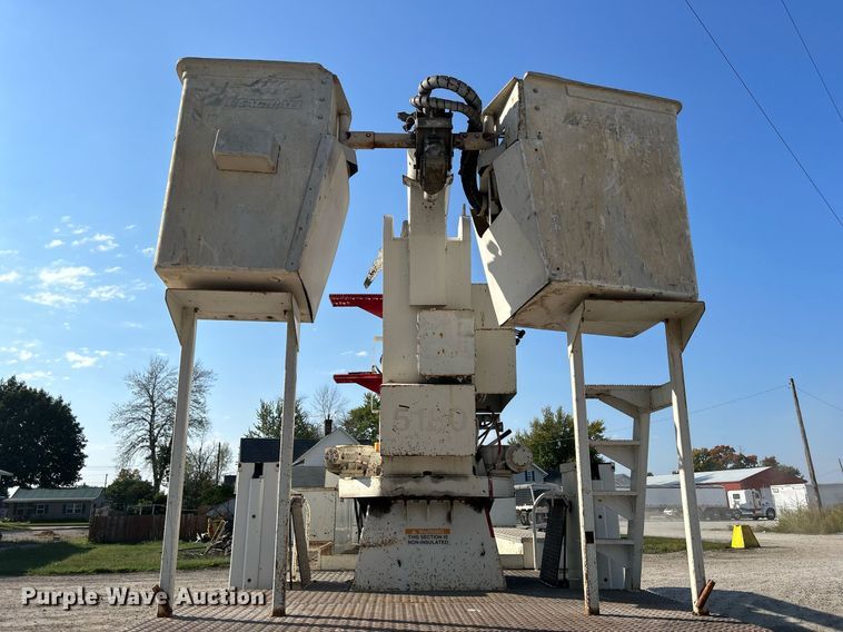 image for item DQ0957 1992 Mack RD690S  bucket truck