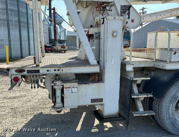 image for item DQ0957 1992 Mack RD690S  bucket truck