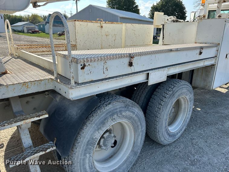 image for item DQ0957 1992 Mack RD690S  bucket truck