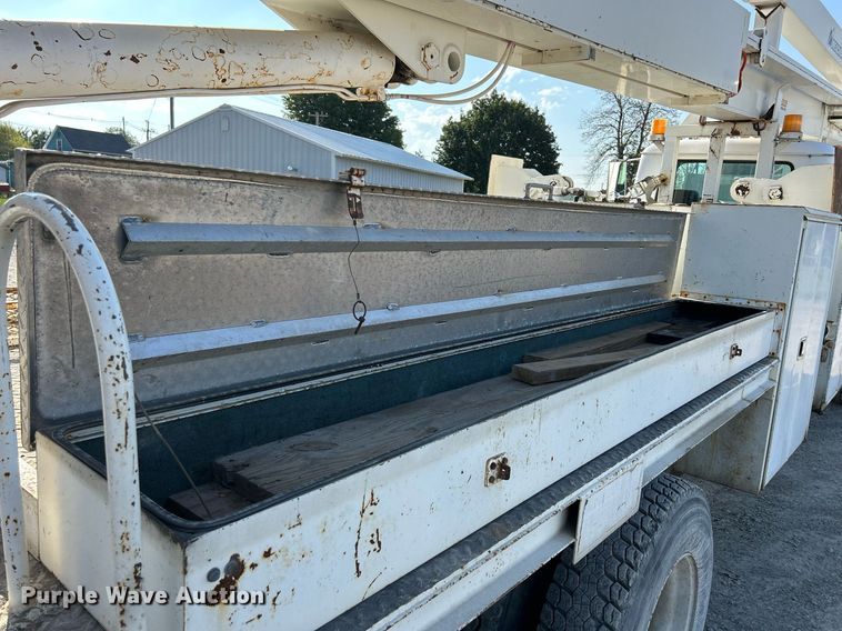 image for item DQ0957 1992 Mack RD690S  bucket truck