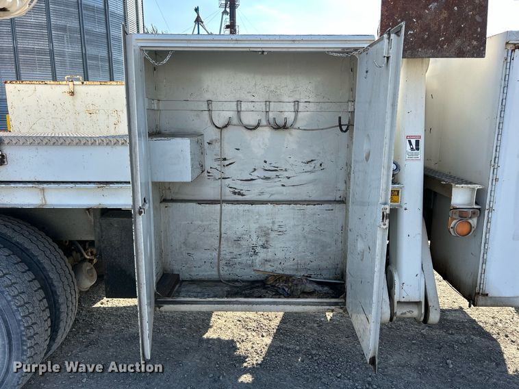 image for item DQ0957 1992 Mack RD690S  bucket truck