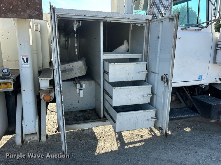 image for item DQ0957 1992 Mack RD690S  bucket truck