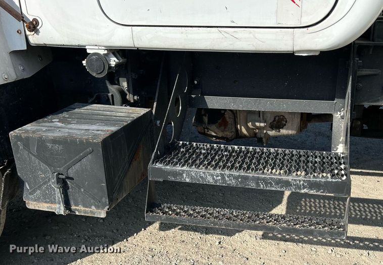 image for item DQ0957 1992 Mack RD690S  bucket truck