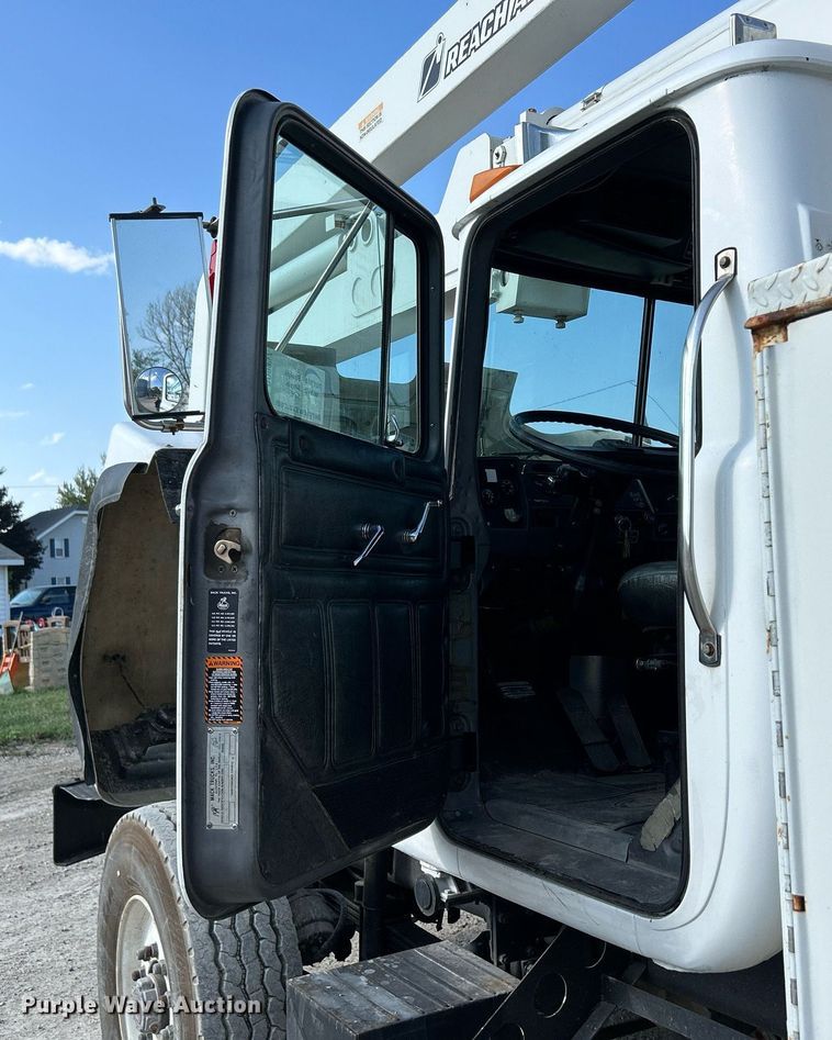 image for item DQ0957 1992 Mack RD690S  bucket truck
