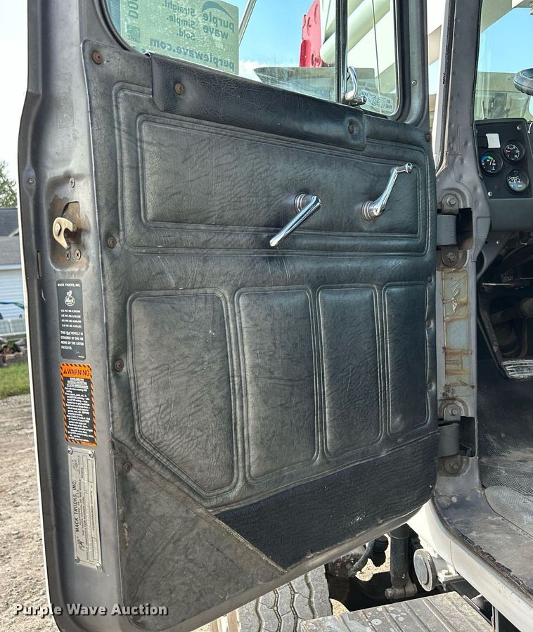 image for item DQ0957 1992 Mack RD690S  bucket truck