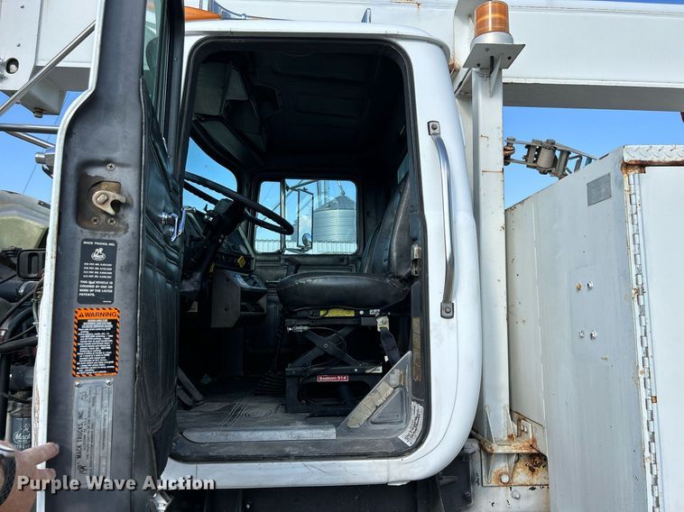 image for item DQ0957 1992 Mack RD690S  bucket truck