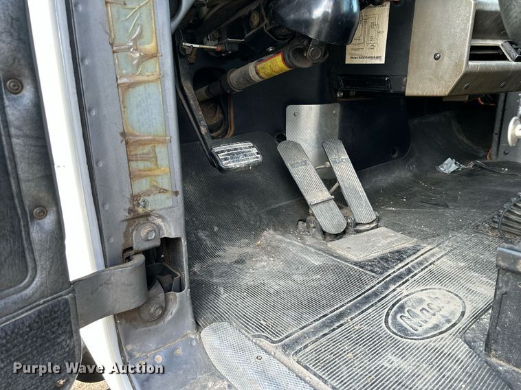 image for item DQ0957 1992 Mack RD690S  bucket truck