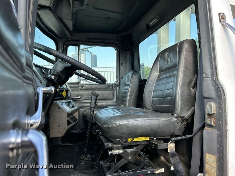 image for item DQ0957 1992 Mack RD690S  bucket truck