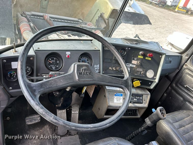 image for item DQ0957 1992 Mack RD690S  bucket truck