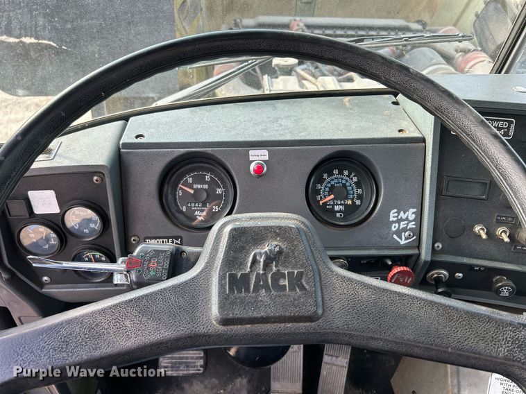 image for item DQ0957 1992 Mack RD690S  bucket truck