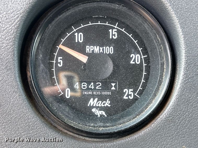 image for item DQ0957 1992 Mack RD690S  bucket truck