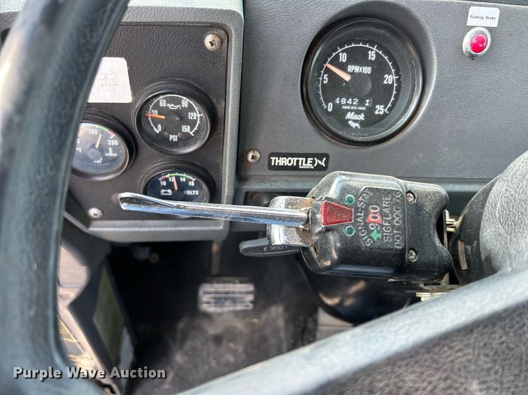 image for item DQ0957 1992 Mack RD690S  bucket truck