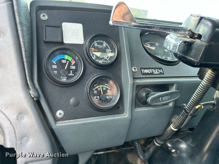 image for item DQ0957 1992 Mack RD690S  bucket truck